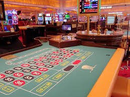 Antarmuka aplikasi pttogell menampilkan meja live dealer blackjack dengan opsi taruhan di layar mobile